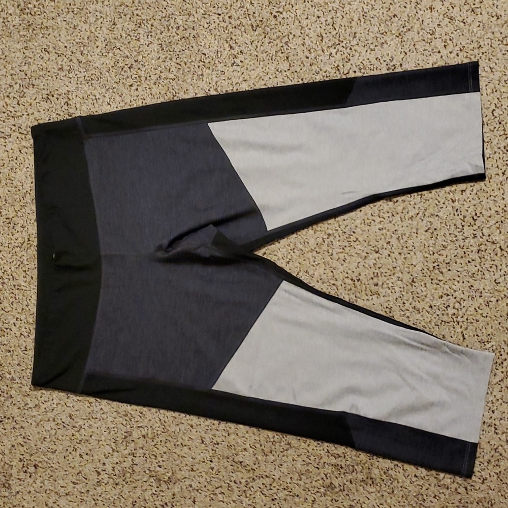 NWOT Champion Athletic Yoga Legging Cropped Pants